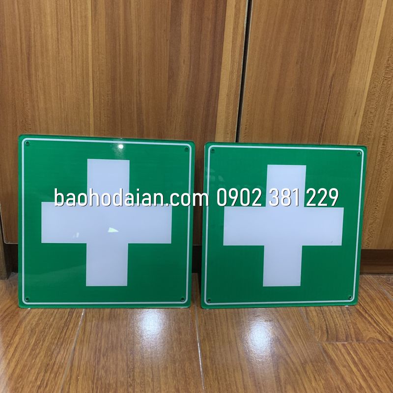 Bảng mica sơ cấp cứu chữ thập kích cỡ 20 x 20cm