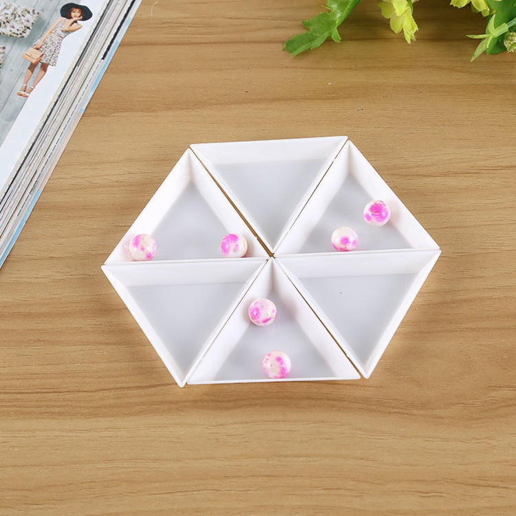 Khay để phụ kiện đính trang trí móng tay hình tam giác
