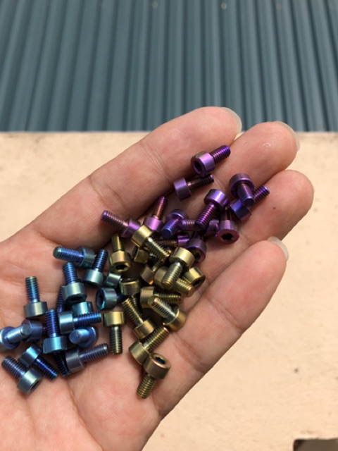 Ốc titan M4.8 mũ đường kính 7mm