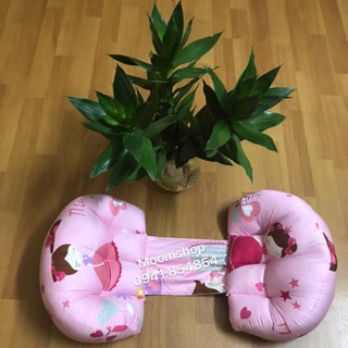 Gối nơ kê lưng và bụng mẹ bầu. Ảnh tự chụp