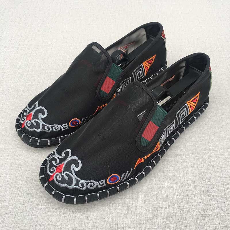 Giày Lười Vải Lưới Đục Lỗ Thoáng Khí Thêu Hình Ma Độc Đáo