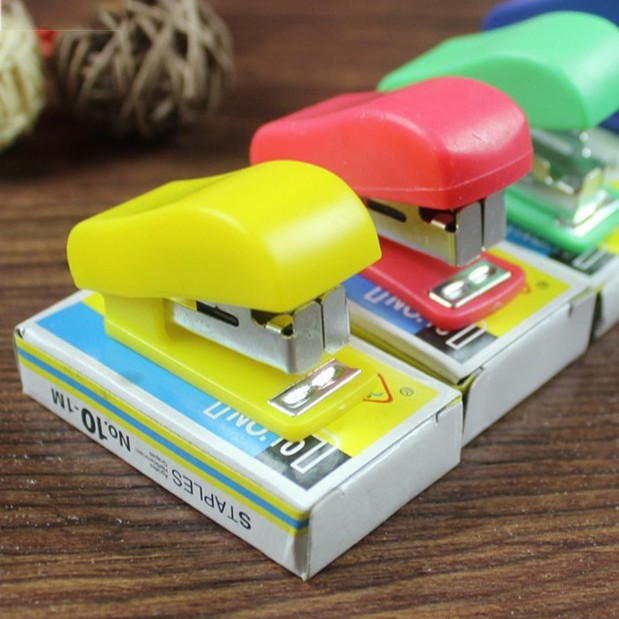 Máy dập ghim tài liệu mini vừa hộp bút luôn cực tiện cho học sinh or dân vp