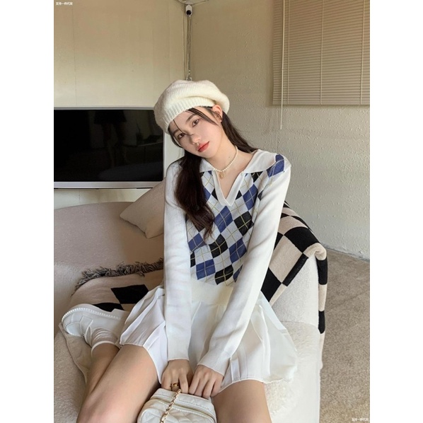 Áo croptop hoạ tiết quả trám tay dài cổ bẻ