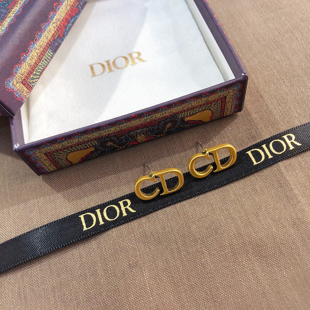 Khuyên tai Dior kiểu dáng độc đáo nữ tính thanh lịch