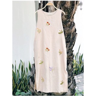 Đầm sát nách linen tưng premium thêu tay - Nhà Của Moon