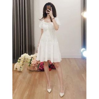 Váy ren trắng cổ vuông nút bọc