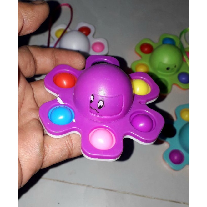 Một cái con quay xả stress pop it bằng nhựa rất đẹp có kèm dây
