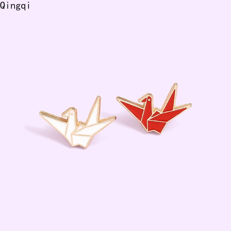 Trâm cài áo Miss Zoe hình chim hạc giấy tráng men màu trắng và đỏ may mắn thích hợp làm quà tặng cho bạn bè