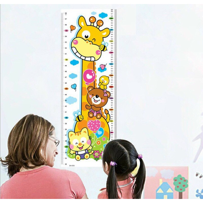 Decal dán tường có thước đo chiều cao và theo dõi thị lực cho bé.