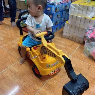Xe cẩu chòi chân cho bé