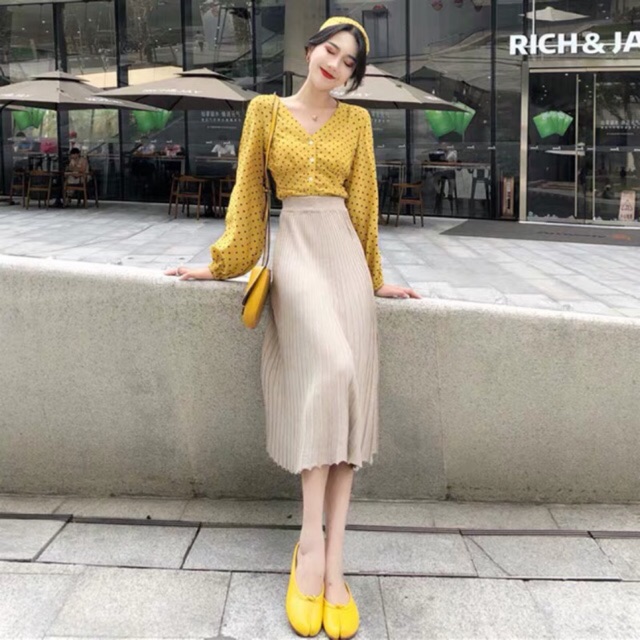 Set Áo Chấm Bi Và Chân Váy Xếp Ly
