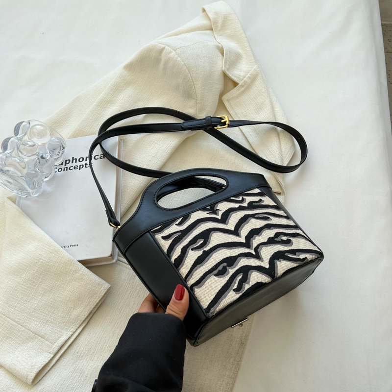 Túi đeo chéo vai IELGY kiểu xô kiểu dáng thiết kế niche độc đáo cho nữ