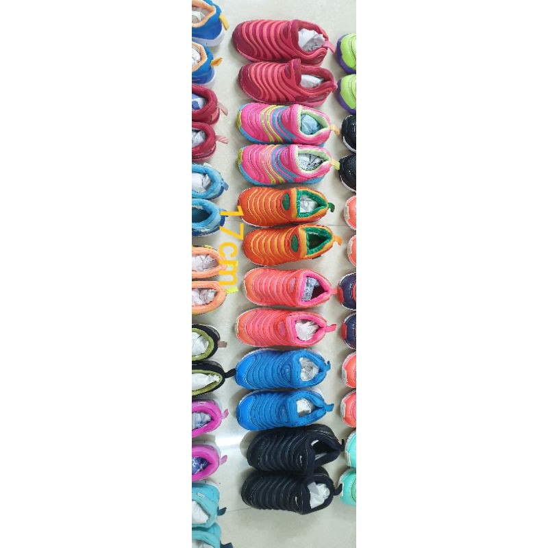 Giày sâu cho bé e, tìm cho ạ