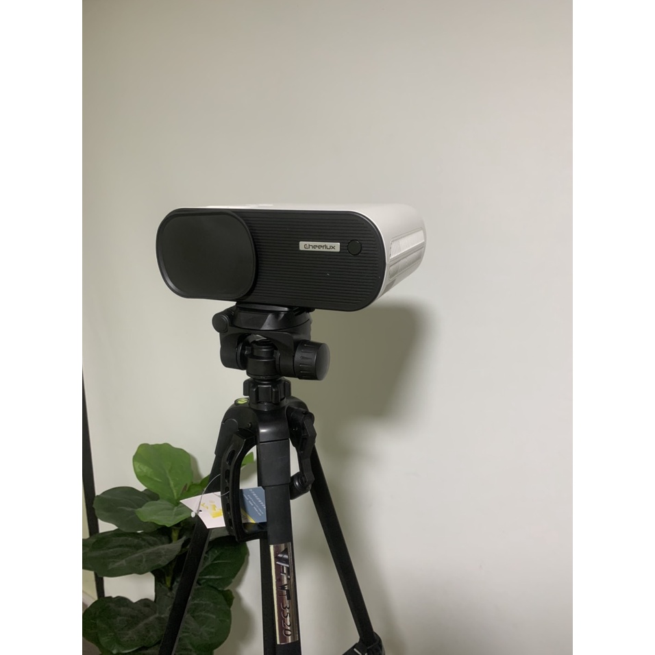 Tripod máy chiếu mini độ cao 140 cm, chất liệu nhôm nhẹ chắc chắn.