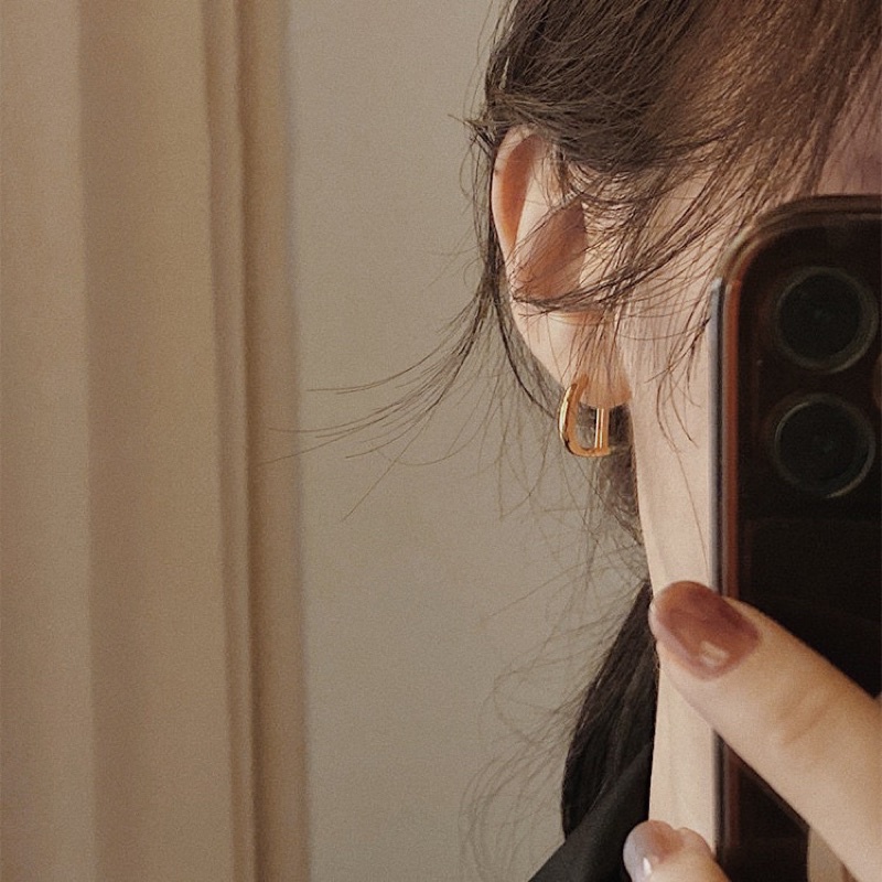 Larosa: Bông tai chữ D