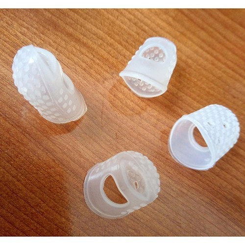 Set 4 móng vỏ bọc ngón tay silicon giảm đau cho guitar