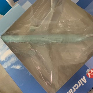 Máy bay Thái Lan 20 cm có bánh xe