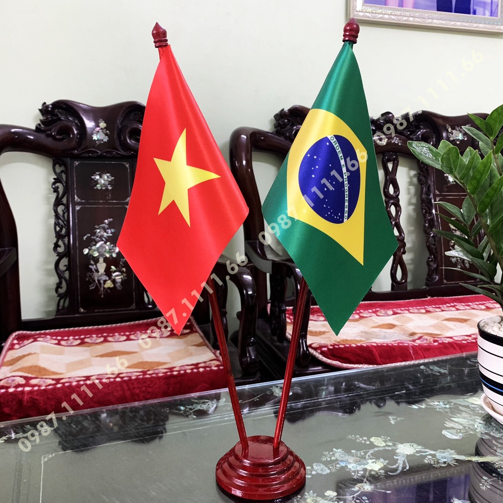 Cờ Để Bàn Đế gỗ Cắm 2 cờ  Việt Nam - Braxin In Kỹ Thuật Số 3D Vải Phi Bóng