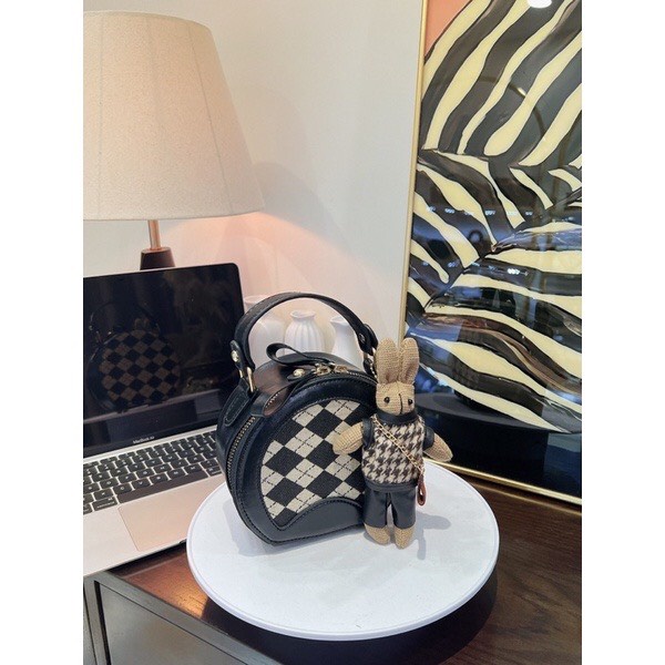 Túi cốp họa tiết kẻ caro tặng kèm móc khóa thỏ dễ thương SMN375