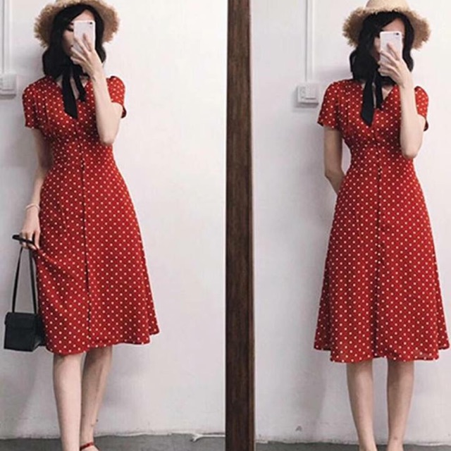 Váy chấm bi đỏ