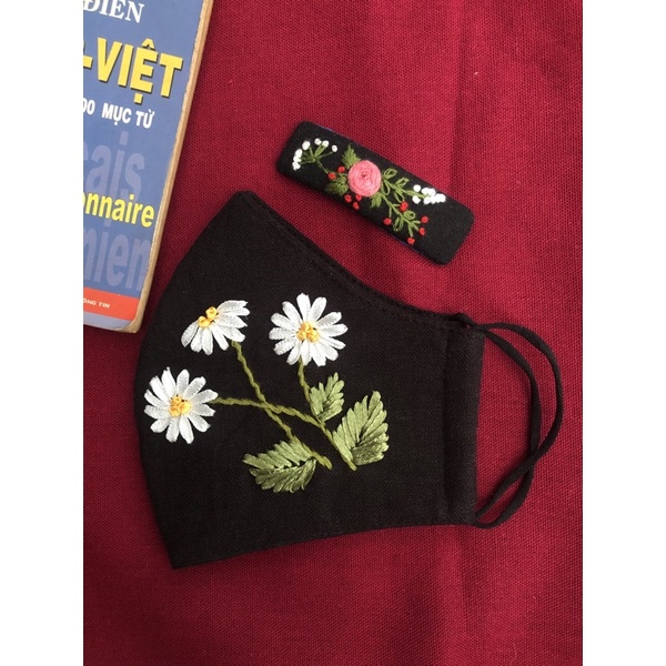 Khẩu trang thêu handmade có nút điều chỉnh