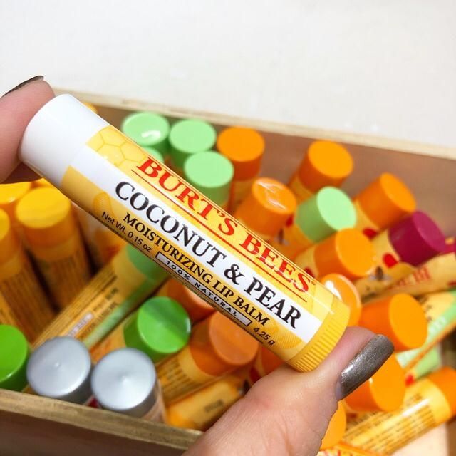 Son dưỡng môi Burt's Bees Moisturing Lip Balm 100 % Natural 4.25g