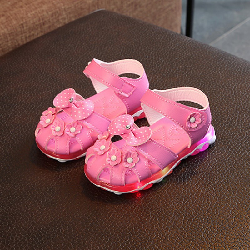 Giày sandals đính hoa có đèn LED dễ thương cho bé