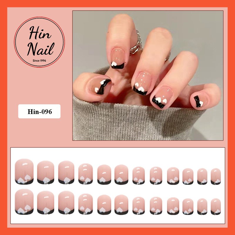 Móng tay giả Hin Nail form ngắn màu hồng viền đen họa tiết trái tim