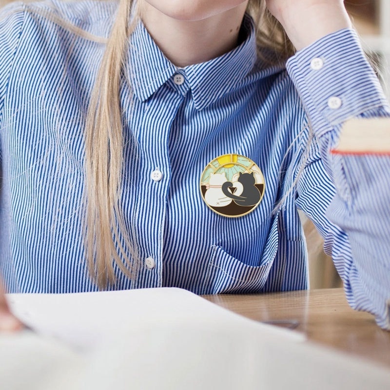 Huy Hiệu Cài Áo Hình Mèo Hoạt Hình Màu Xám Và Trắng Tráng Men Xoay Được Sáng Tạo