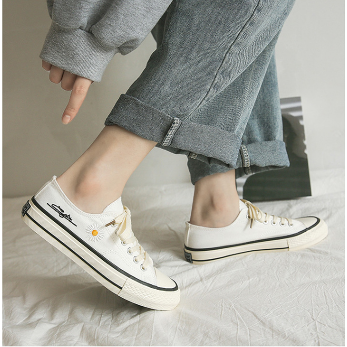 Giày thể thao nữ CV classic cổ thấp thêu hoa cúc nhí | BigBuy360 - bigbuy360.vn
