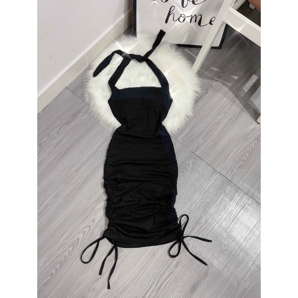 Đầm body cổ yếm