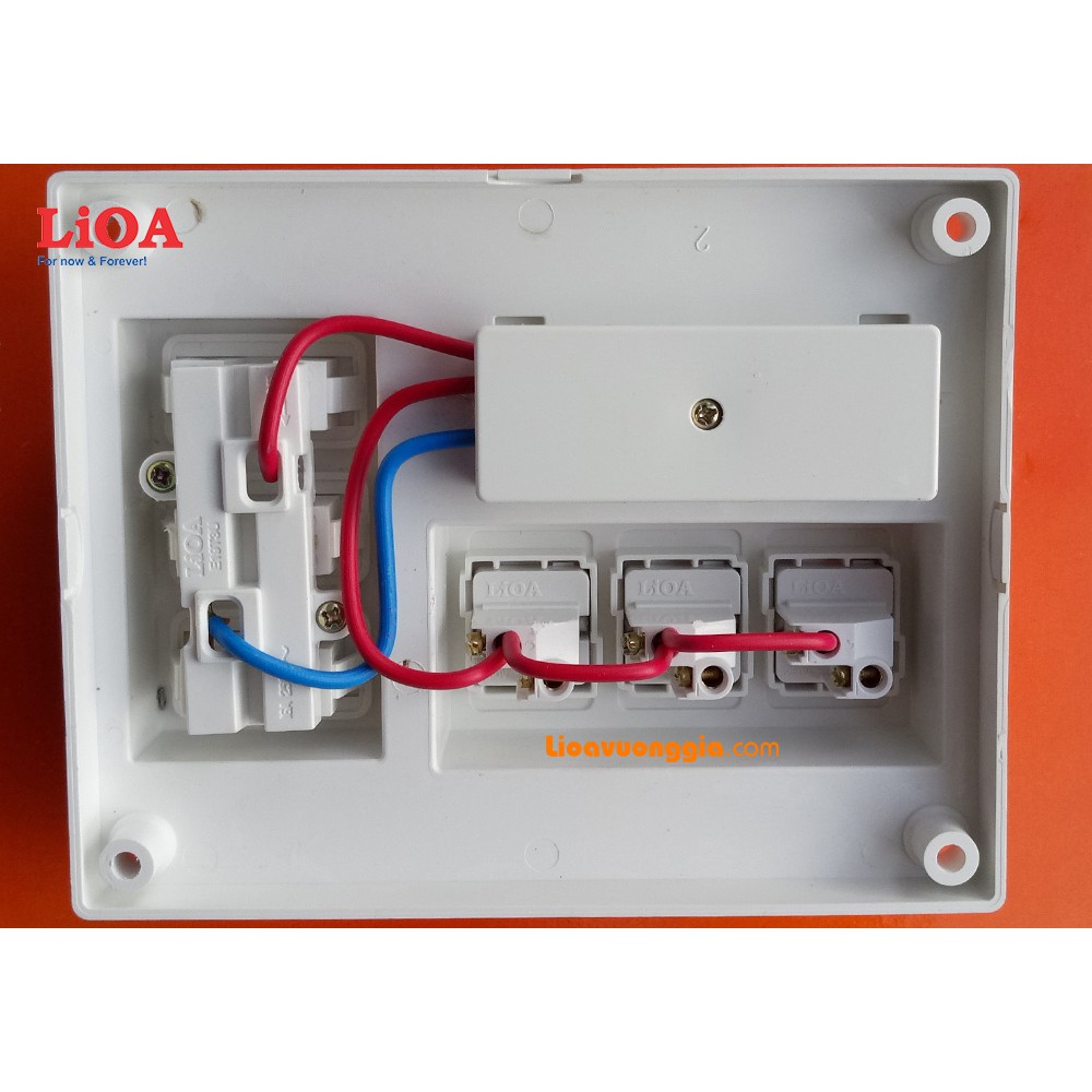 Bảng điện nổi LiOA 15A có 3 ổ cắm 3 công tắc