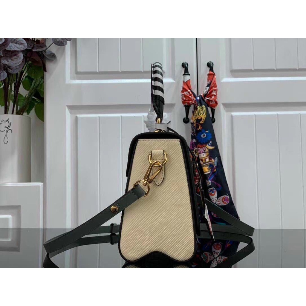 Túi xách LV Twist phối quai