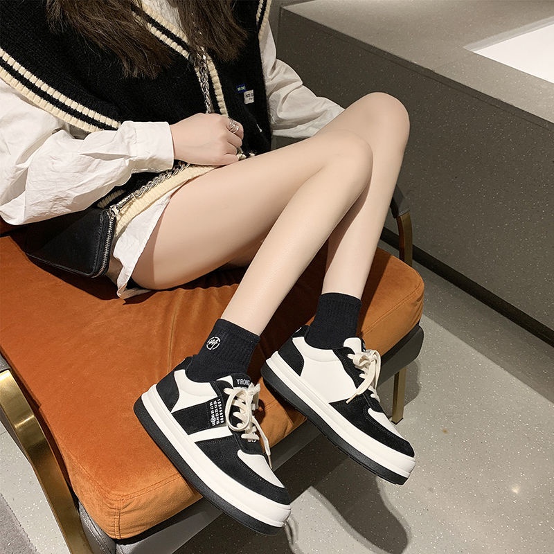 Giày thể thao sneaker đế bánh mì mũi tròn màu đen phong cách Hàn Quốc dành cho nữ