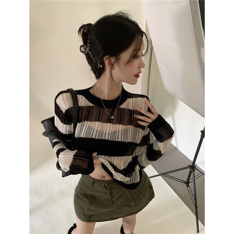 QKOOLE  Áo Croptop sweater Dệt Kim Tay Dài Khoét Lỗ Họa Tiết Kẻ Sọc Màu Tương Phản Phong Cách Hàn Quốc Thời Trang