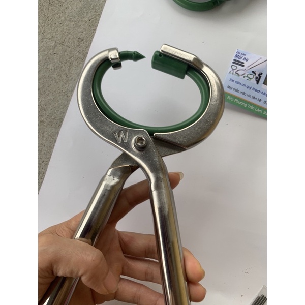 Khuyên nhựa xỏ mũi bò có chốt đi kèm