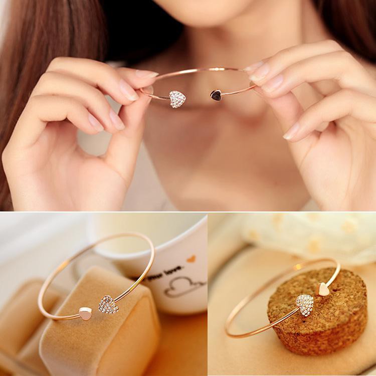 Vòng tay dạng hở đính trái tim thiết kế dễ thương