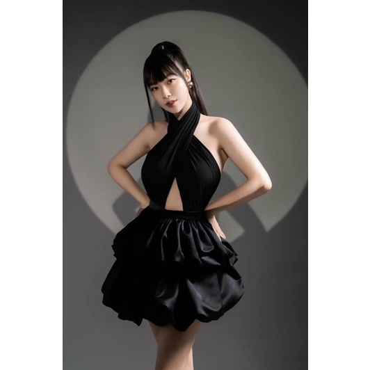 Đầm xoè bí tầng cổ yếm hở lưng