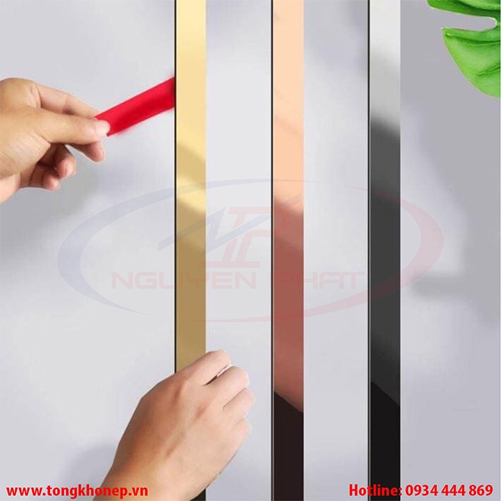 La inox cuộn dán tường trang trí (có sẵn lớp decal ở mặt sau để bóc dán trực tiếp mà không cần dùng keo) | BigBuy360 - bigbuy360.vn