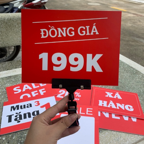 Biển sale 2 mặt đồng giá kích thước A5+ kẹp V06 đen, biển fomex, biển sale