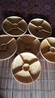 Mẹt tre chia ngăn.