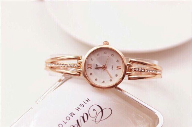 Đồng hồ lắc tay nữ co đính xoàn sang trọng