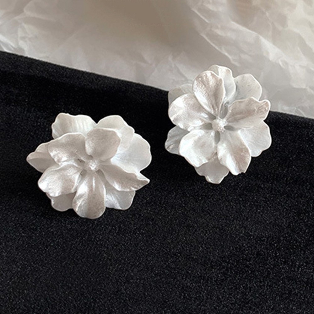 Cặp khuyên kẹp vành tai kiểu hình hoa trắng lớn không cần xỏ lỗ cho nữ
