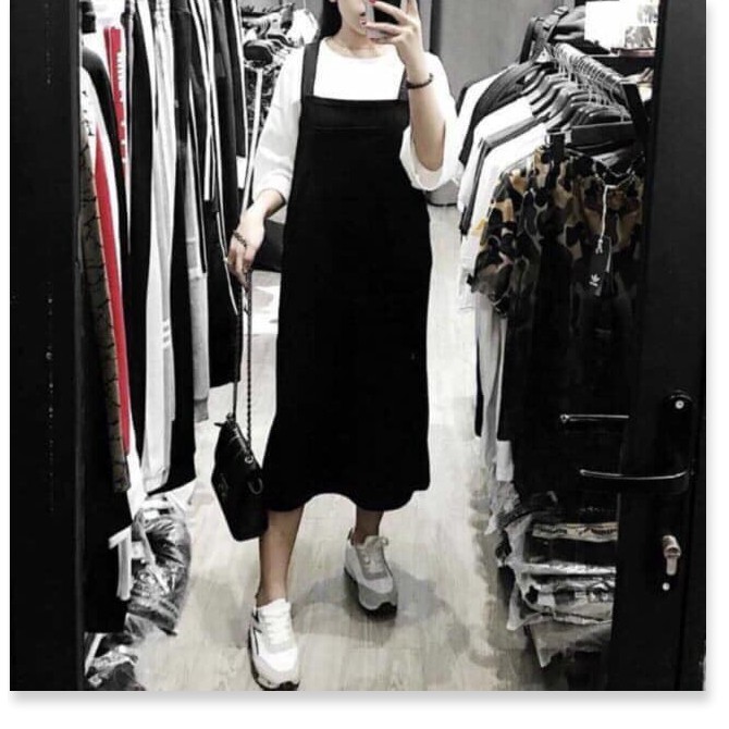 Set Váy Yếm Đen Kèm Áo Phông Trắng Tay Lỡ 🦋 Bộ Váy Yếm Áo Thun Dáng Rộn | BigBuy360 - bigbuy360.vn