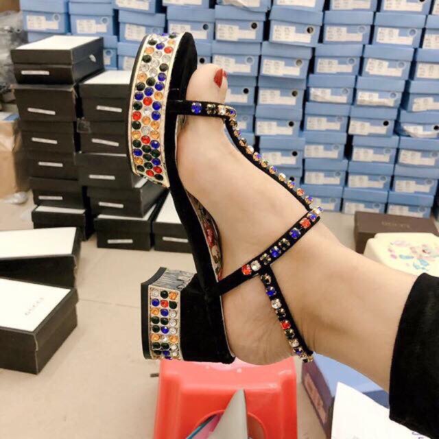 Sandal Hồ Ngọc Hà