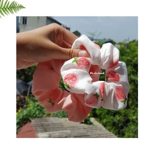 - DÂY BUỘC TÓC SCRUNCHIES HỌA TIẾT QUẢ DÂU