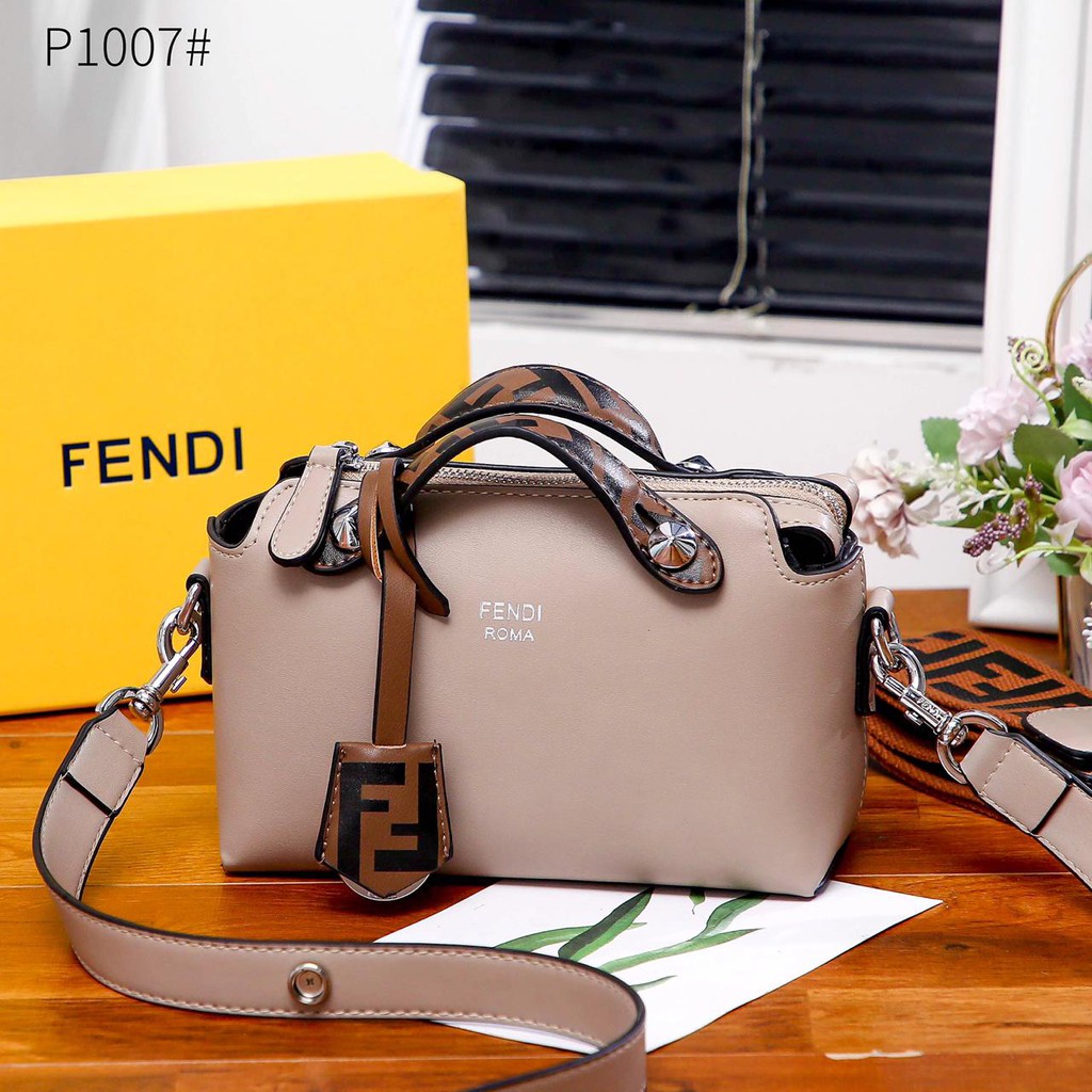 Tay cầm bằng da Fendi kèm dây đeo vải Canvas P1007 IMPORT