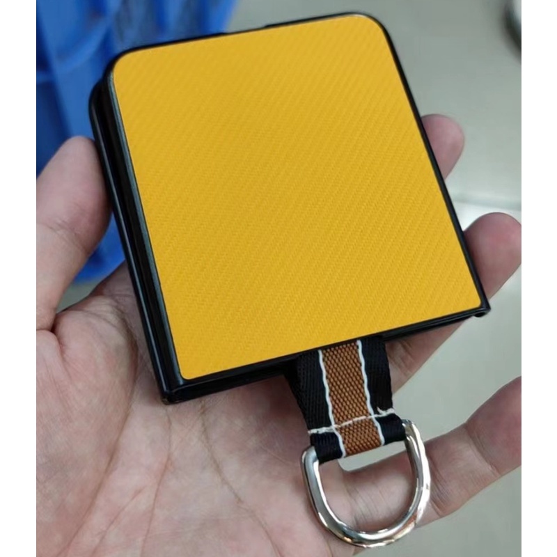 Ốp Samsung Z Flip 3 - ZFlip 3 - ZFlip3 5G vân da kèm móc đeo giữa sang trọng
