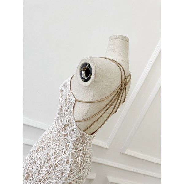 Đầm hai dây ren nổi đan dây lưng phía sau sexy hàng thiết kế cao cấp