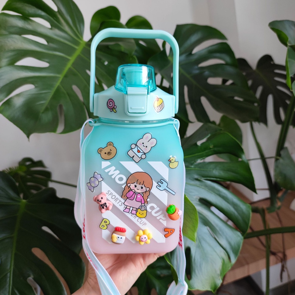 Bình nước chia vạch 1500ml vuông, kèm stick và dây đeo cho bé